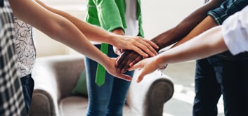 Des enfants qui se tiennent pas la main au centre d'un cercle