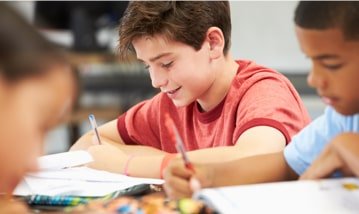 Deux élèves prenant des notes